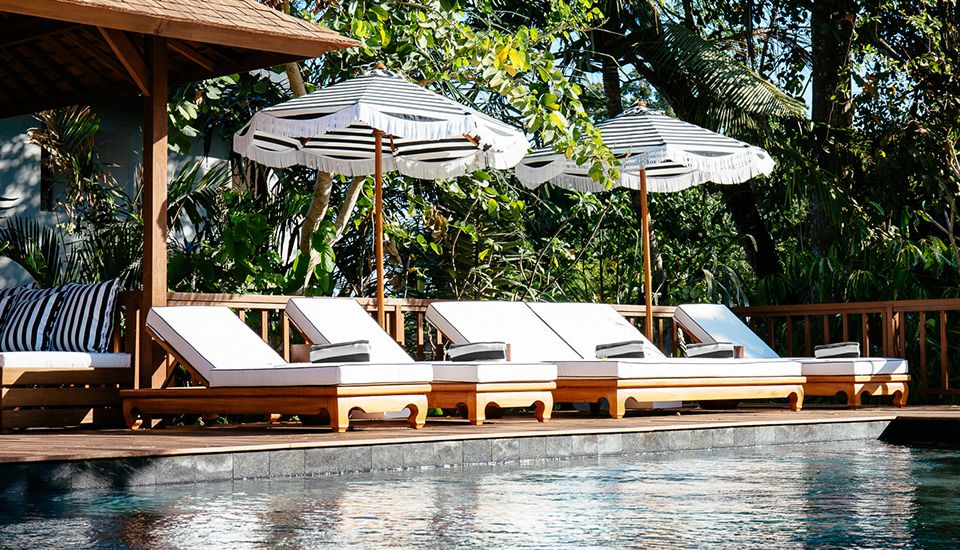 Villa Simona Oasis - Deckchairs line the pool